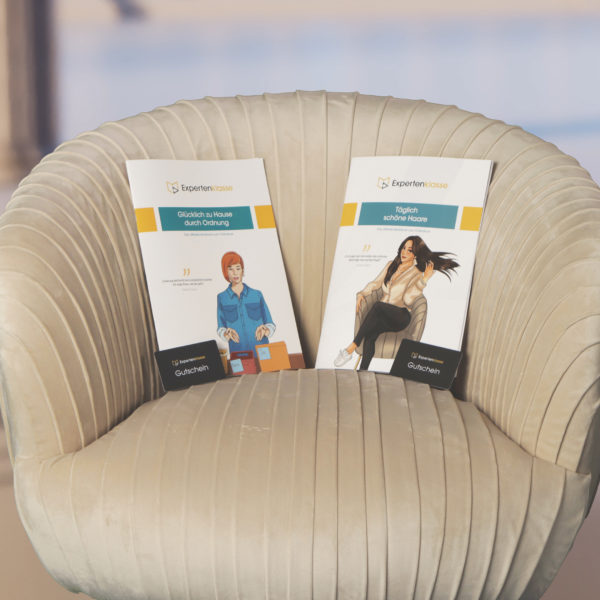 Gutscheine und Workbook auf Stuhl