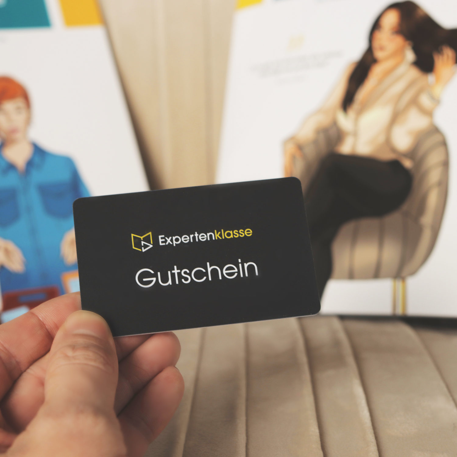 Gutscheinkarte in der Hand