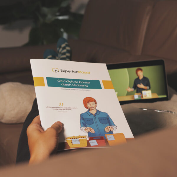 Workbook auf dem Sofa